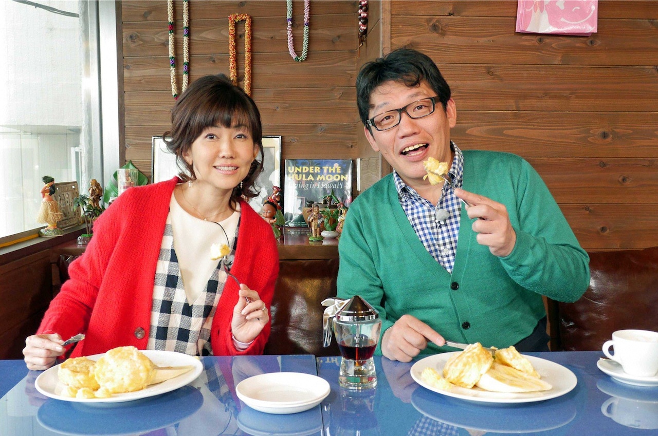 「極上空間～小さなクルマ、大きな未来。～」に出演する（左から）松本伊代、ずん飯尾。(c)BS朝日