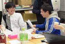 左からラブレターズ溜口、さらば青春の光・森田。