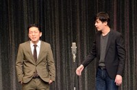 ニューヨーク嶋佐（左）と漫才を展開するPOISON GIRL BAND吉田（右）。