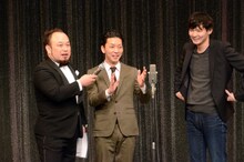 漫才後、感想を語るニューヨーク嶋佐（中央）。