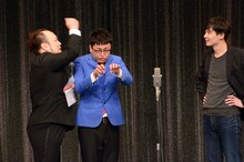 しゃべりすぎてアホマイルド坂本（左）に殴られそうになる銀シャリ橋本（中央）。