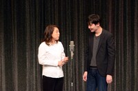 椿鬼奴（左）と漫才を繰り広げるPOISON GIRL BAND吉田（右）。