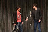 イスを持って出てきたスピードワゴン（左）に驚くPOISON GIRL BAND吉田（右）。