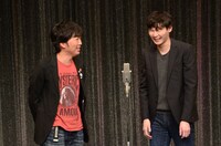 スピードワゴン小沢（左）と漫才を繰り広げるPOISON GIRL BAND吉田（右）。