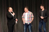 遠い親戚扱いされたことに苛立つブラックマヨネーズ小杉（中央）。