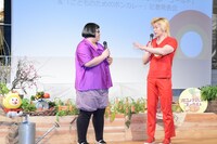 メイプル超合金・安藤（左）の体型をイジる相方・カズレーザー（右）。