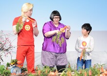 ニンジンを収穫する（左から）メイプル超合金、鈴木福。