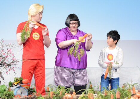 ニンジンを収穫する(左から)メイプル超合金、鈴木福。