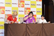 ボンカレーを試食する（左から）メイプル超合金、鈴木福。