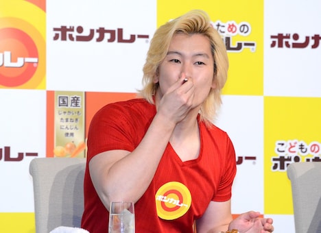 ボンカレーを試食するメイプル超合金カズレーザー。