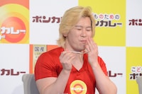 ボンカレーを試食するメイプル超合金カズレーザー。