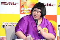 食レポに挑戦するメイプル超合金・安藤。