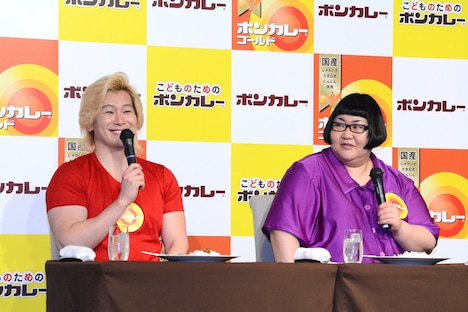 食レポに挑戦するメイプル超合金。