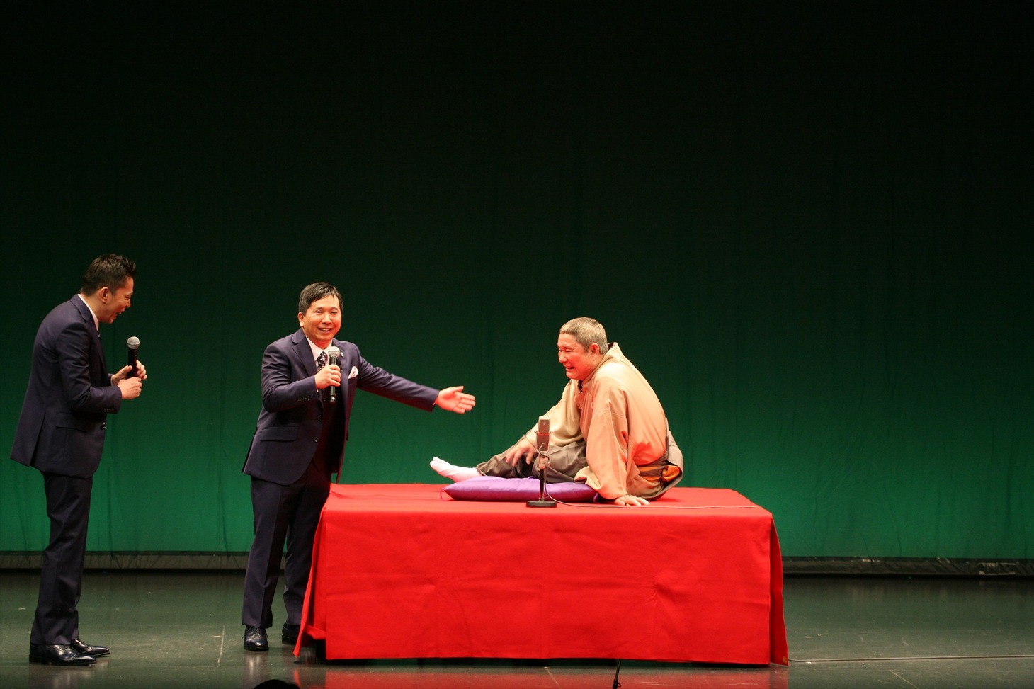 （左から）爆笑問題とビートたけし。(c)TITAN