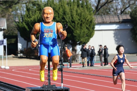 激走するマシン「北野暴流闘（ぼると）くん2016」。(c)テレビ朝日