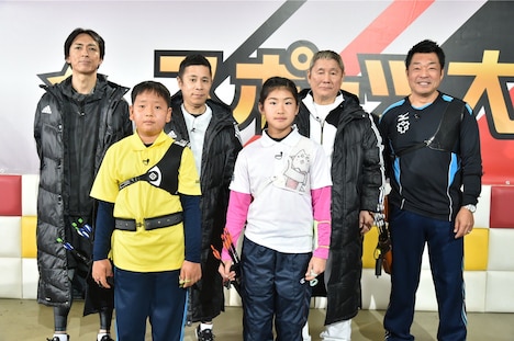 アーチェリー対決の出演者たち。(c)テレビ朝日