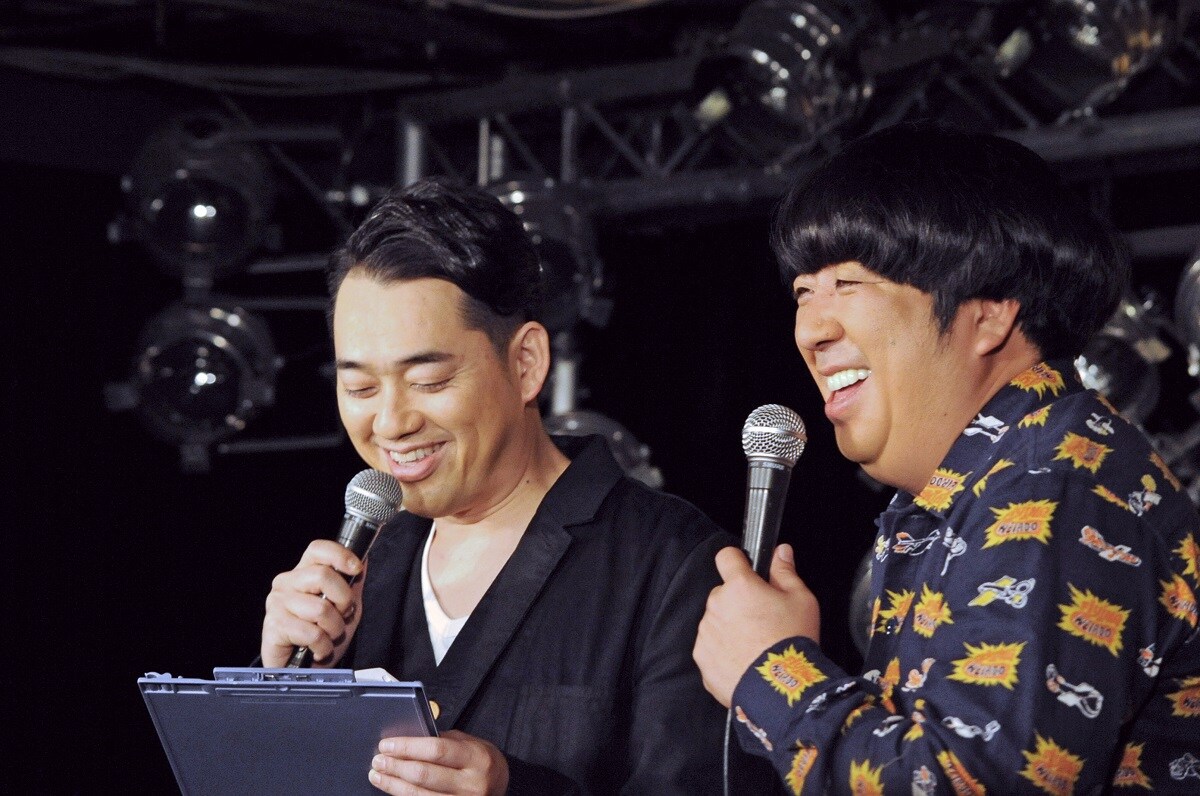 トーク中のバナナマン。