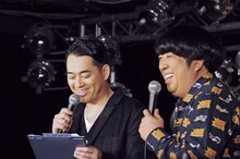 トーク中のバナナマン。