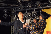 トイレで鉢合わせした際のエピソードを再現するバナナマン。