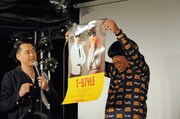 T-STYLEとタワーレコードのコラボポスターを紹介するバナナマン。