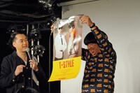T-STYLEとタワーレコードのコラボポスターを紹介するバナナマン。