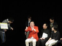 「世界芸人名作名鑑」の様子。