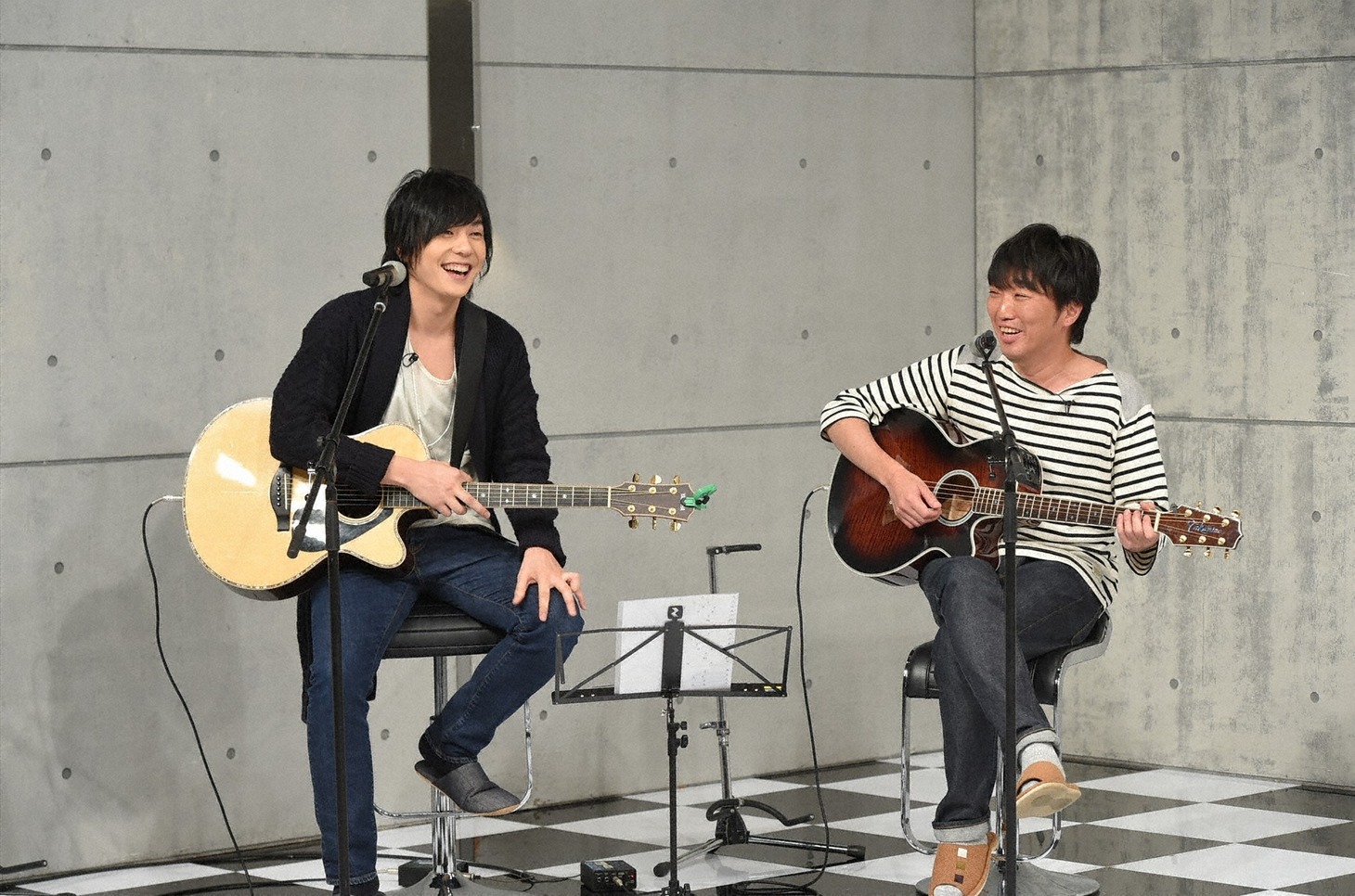 「Momm!!」に出演するスピードワゴン小沢（右）と、flumpoolの山村隆太（左）。(c)TBS