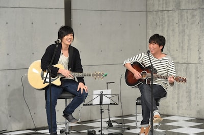 「Momm!!」に出演するスピードワゴン小沢（右）と、flumpoolの山村隆太（左）。(c)TBS