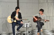 「Momm!!」に出演するスピードワゴン小沢(右)と、flumpoolの山村隆太(左)。(c)TBS