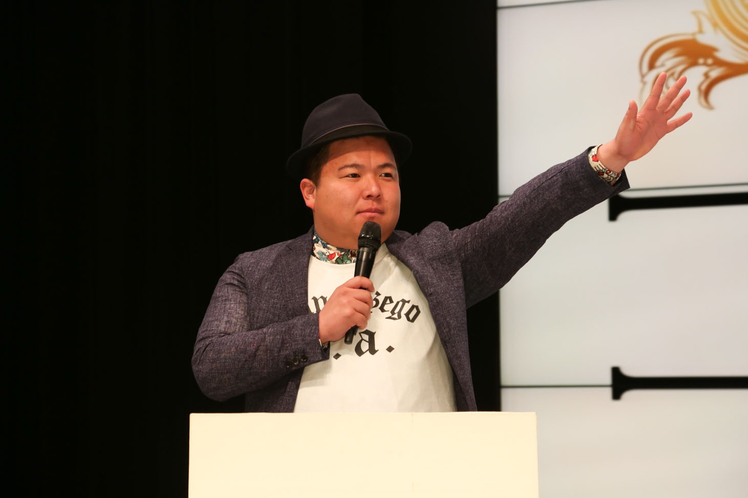 会見の司会を務めたミサイルマン西代。
