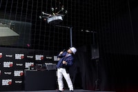 ドローンに追いかけられるカンニング竹山。