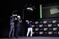 ドローンに追いかけられるカンニング竹山。