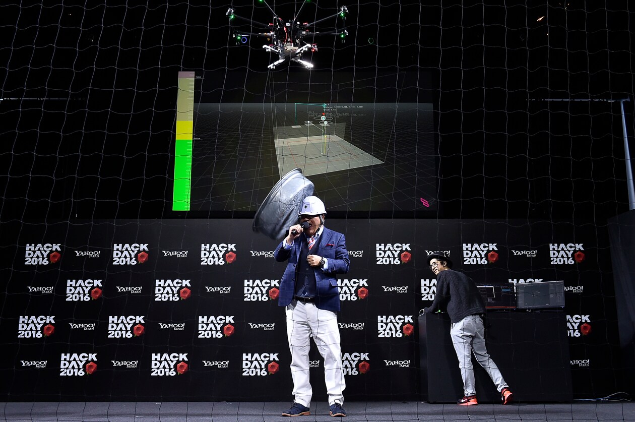 カンニング竹山、ドローンに追いかけまわされタライ落とされる