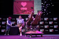 篠崎愛とバズーカーのコラボステージ。