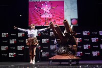 篠崎愛とバズーカーのコラボステージ。