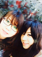 てのりタイガー村（右）の非売品女装写真。左は通りすがりの相席スタート山崎。