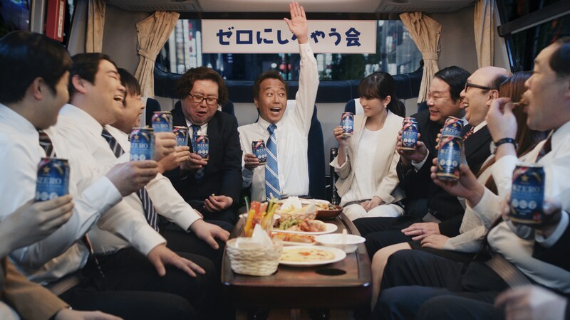 発泡酒「サッポロ 極ZERO（ゴクゼロ）」の新テレビCM「ゼロにしちゃう会編」に出演する、さまぁ～ず三村（中央）。