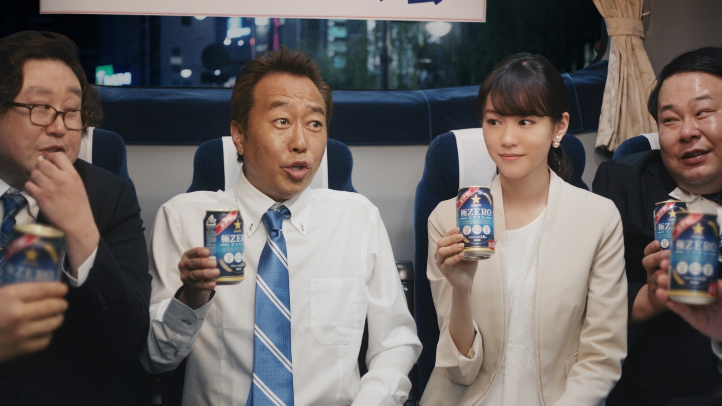 発泡酒「サッポロ 極ZERO（ゴクゼロ）」の新テレビCM「ゼロにしちゃう会編」のワンシーン。