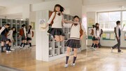 「Fit's」の新CM「なかよしダンス」篇のワンシーン。