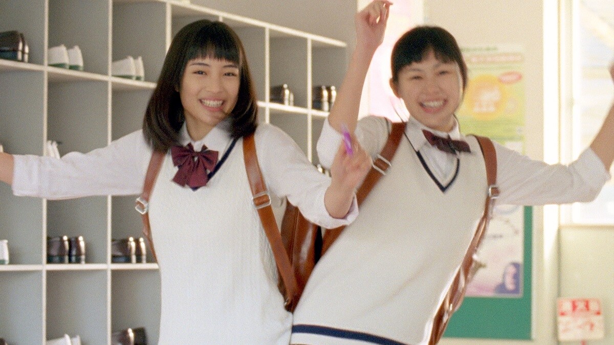 「Fit's」の新CM「なかよしダンス」篇のワンシーン。