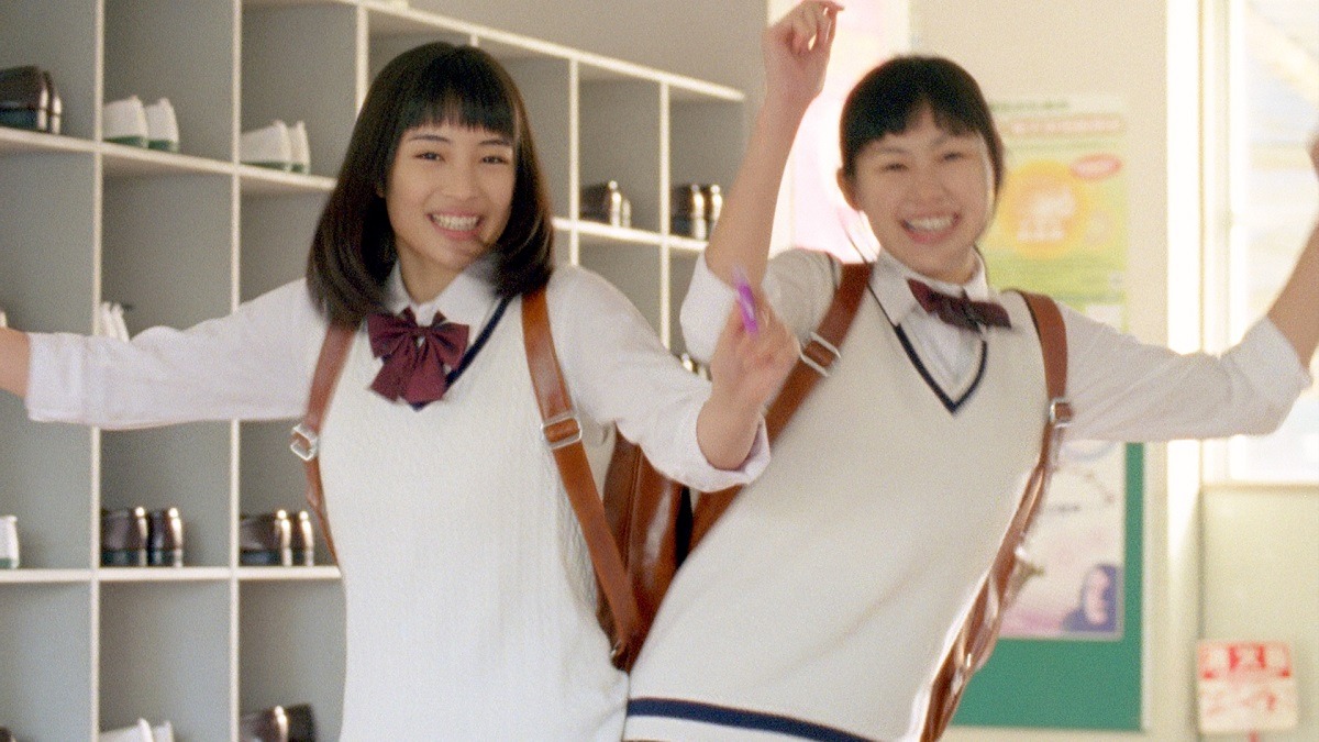 「Fit's」の新CM「なかよしダンス」篇のワンシーン。