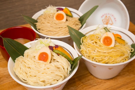 手前から時計周りに「小麦の大吟醸」「小麦のエスプレッソ」「空飛ぶ小麦」(いずれも880円)。