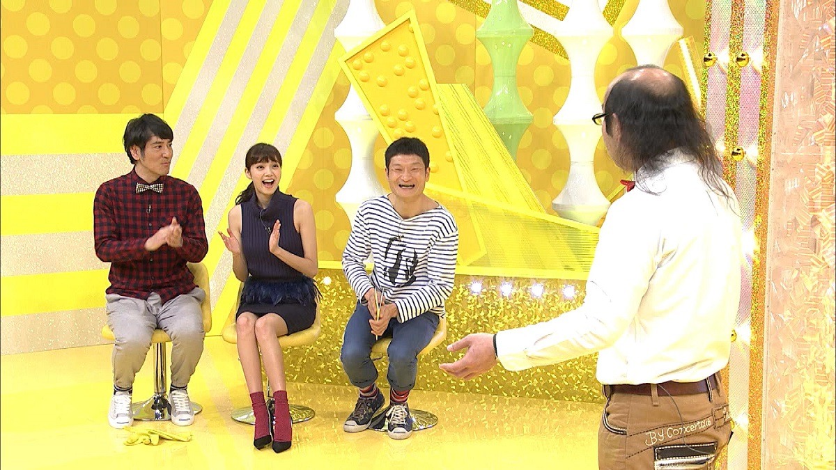 左からココリコ田中、新川優愛、ザブングル加藤、華井二等兵 。(c)メ～テレ