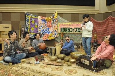 「タモリ倶楽部」で展開される「世界のエスニック楽器をお届けします！民族楽器コイズミ外商部」のワンシーン。(c)テレビ朝日