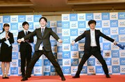 就活生とダンスを披露する内村光良。