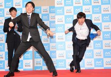 就活生とダンスを披露する内村光良。