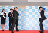 就活生とのダンスでポーズを決める内村光良。