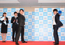 就活生とのダンスでポーズを決める内村光良。