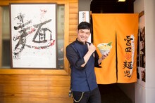 帰ってきた宮田麺児をオープンさせるシャンプーハットてつじ。