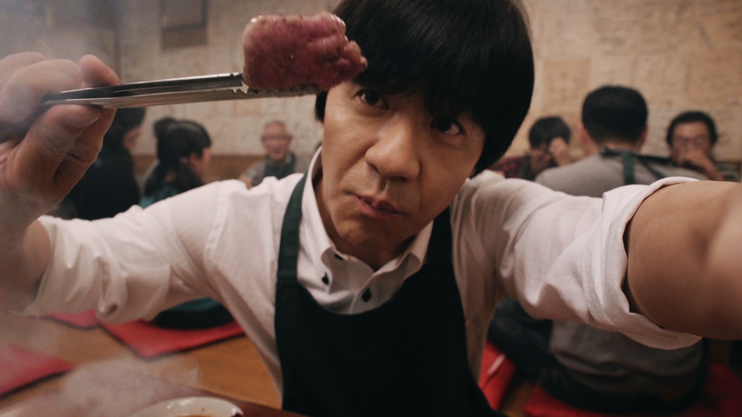新CM「マイナビ2017 焼肉・片面篇」の一場面。